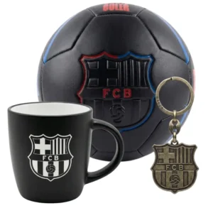 Zestaw prezentowy dla kibica FC Barcelony zawierający piłkę, kubek oraz brelok
